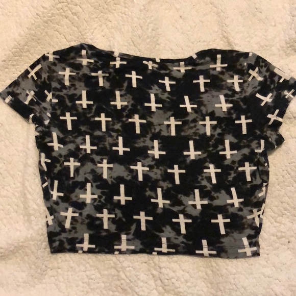 5/$25🖤Tie dye cross crop top - Picture 4 of 5